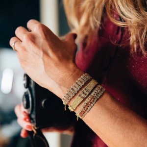 Pulsera hecha a mano en plata amarilla y granates. Dos filas de piedras.